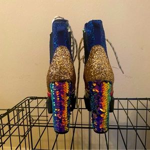 Multicolor sequence combat boots
